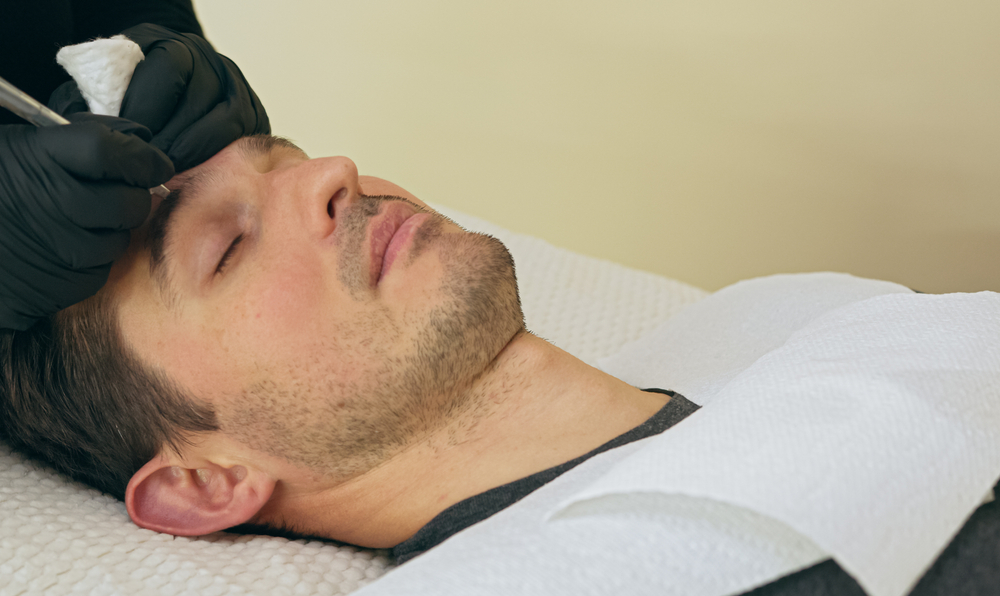 Close,Up,Of,Cosmetologist,Making,Male,Permanent,Makeup.microblading,Procedure.